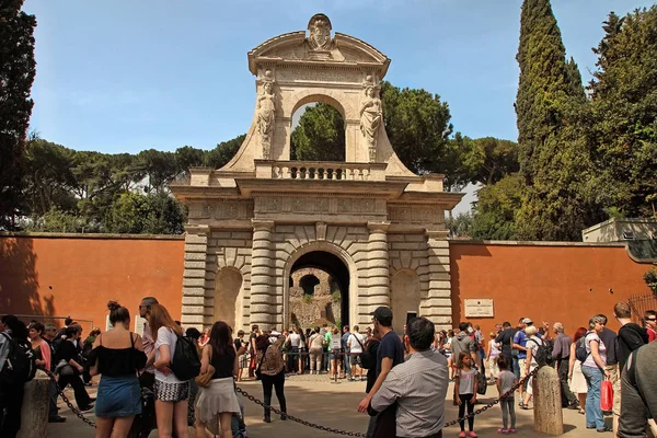 ROMA, ITALIA, 7 DE ABRIL DE 2016: Entrada al foro Palatino Romano — Foto de Stock