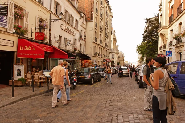 ПАРИЖ, Франция - 19 августа 2014 года. Туристы идут по Монмартру — стоковое фото