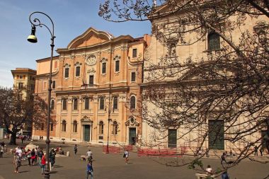 Rome, İtalya - 7 Nisan 2017: Bir güneş Roma sokaklarında biri