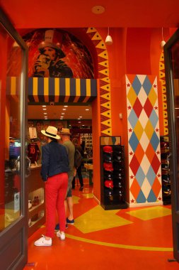 Roma, İtalya, 10 Nisan 2016: Alıcılar modern moda boutiq