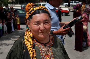 Kov-Ata, Türkmenistan-30 Nisan 2017: Bilinmeyen bir yaşlı kadın