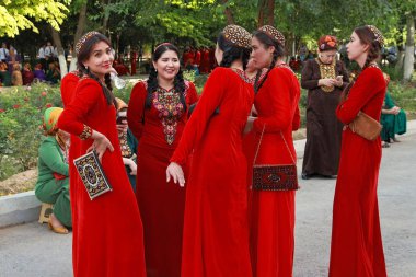 Aşgabat, Türkmenistan - 25 Mayıs 2017: grup gülümseyen kadın s