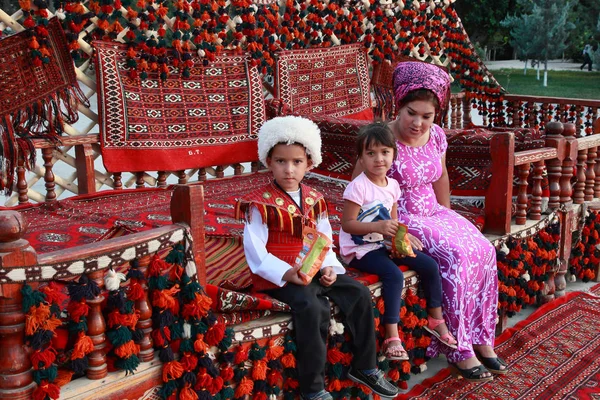 Asjchabad, Turkmenistan - September 12, 2017. Okänd turkmeniska fa — Stockfoto