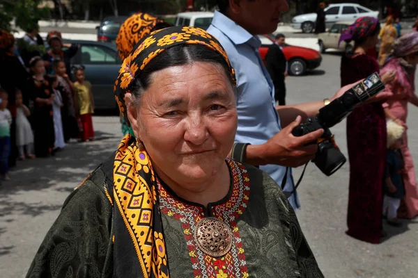 Kov-Ata, Turkmenistán-30 dubna 2017: Neznámý starší žena — Stock fotografie