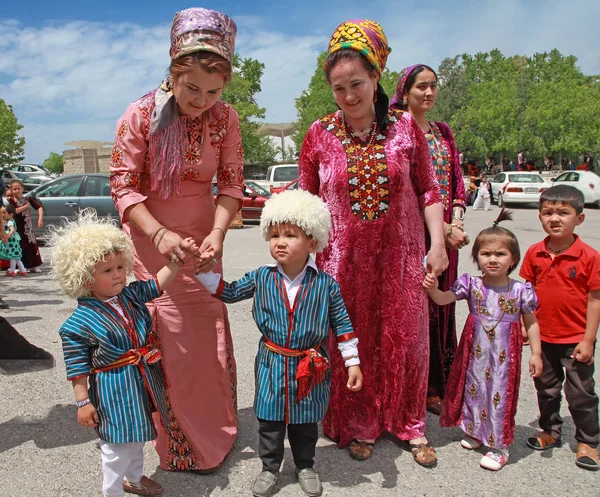 Kov-Ata, Turkmenistán - 30 de abril de 2017: Mujeres turcomanas con niños —  Fotos de Stock