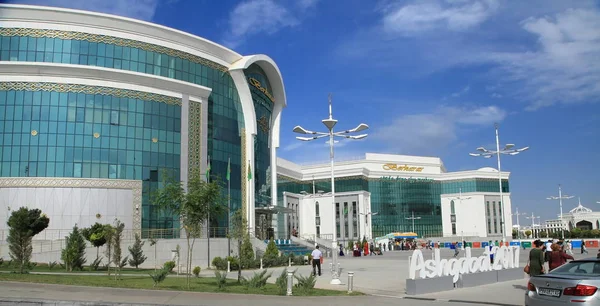 Ashgabat, Turcomenistão - 26 de setembro de 2017: Shopping center  " — Fotografia de Stock