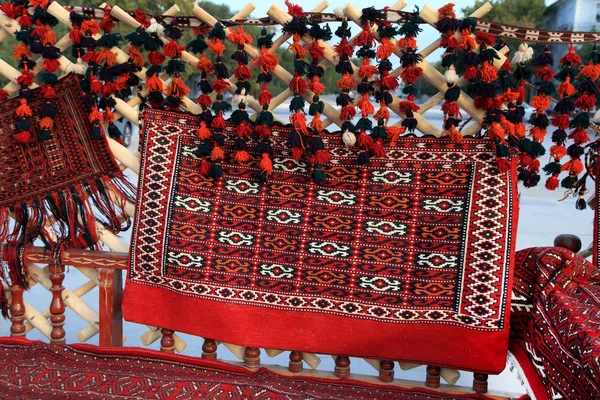 Decoração de interiores do Turquemenistão em uma iurte e fora . — Fotografia de Stock