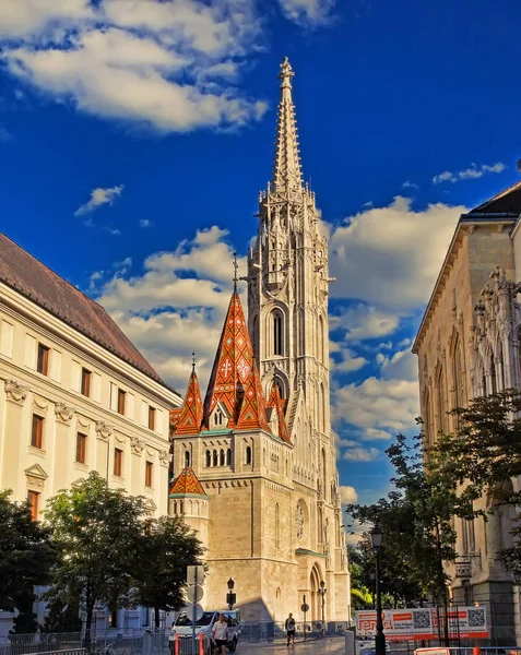 BUDAPEST - 27 DE JUNIO: Vista a la iglesia de Matías en el barrio del castillo — Foto de Stock