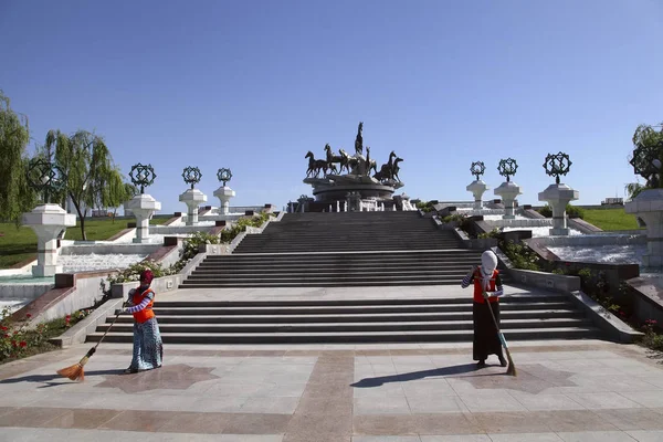 Ashgabat, Turkmenistan - October 26, 2014.  Women sweep the area — Stock Photo, Image