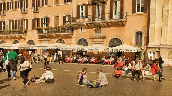 ROMA, ITALIA, 11 APRILE 2016: Veduta dei ristoranti di Piazza Navo — Foto Stock