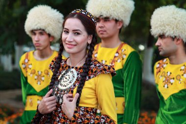 12 Eylül 2017. Aşgabat, Türkmenistan: Dansçı bir grup 