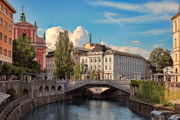 LJUBLJANA, ESLOVENIA - 28 DE JULIO DE 2017: Terraplén del casco antiguo de Lju — Foto de Stock