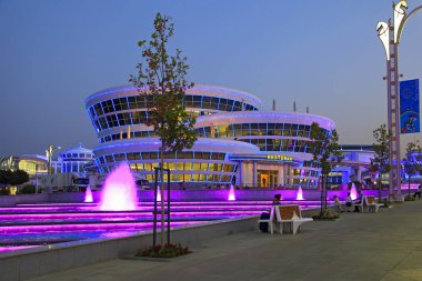 Aşgabat, Türkmenistan - 24 Eylül 2017: Gece görünümü 