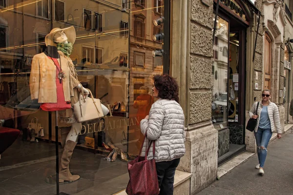 Roma, Italia - APRIl 9, 2017: Giovane donna guarda alla finestra o — Foto Stock