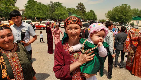 Kov-Ata, Turkmenistán - 30 de abril de 2017: Abuela con su gra —  Fotos de Stock