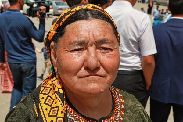 Kov-Ata, Turkmenistán-30 dubna 2017: Neznámý starší žena — Stock fotografie