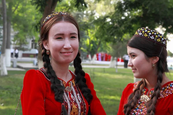Ашхабад, Туркменистан, 25 мая 2017 года: портрет неизвестной фемы — стоковое фото
