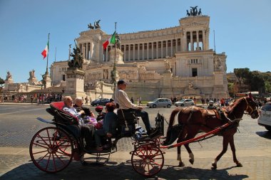Rome, İtalya - 11 Nisan 2017: Turist Koç Piaz atları ile