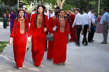 Aşgabat, Türkmenistan - 25 Mayıs 2017: grup gülümseyen kadın s