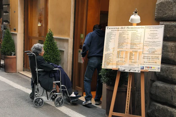 Roma, Italia - ABRIl 9, 2017: El cuidador y la mujer discapacitada g — Foto de Stock