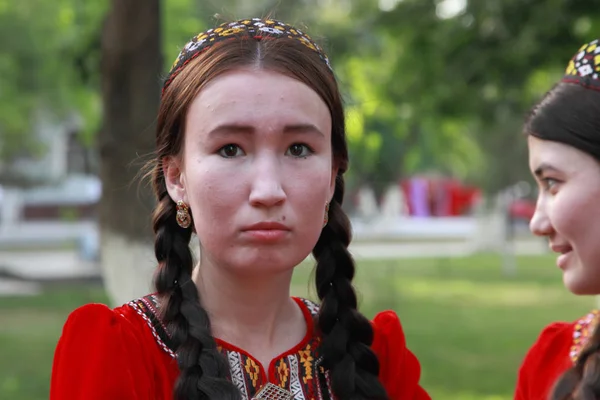 不明な fem のアシガバート、トルクメニスタン、2017 年 5 月 25 日: 肖像画 — ストック写真