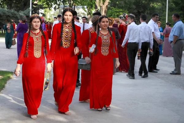 Asjchabad, Turkmenistan - 25 maj 2017: Grupp av leende kvinnliga s — Stockfoto