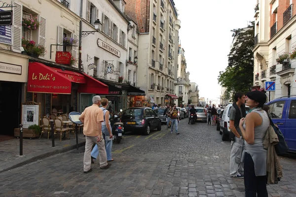ПАРИЖ, Франция - 19 августа 2014 года. Туристы идут по Монмартру — стоковое фото