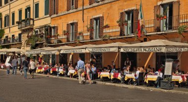 Roma, İtalya, 11 Nisan 2016: Piazza Navo restoranlar, görünüm