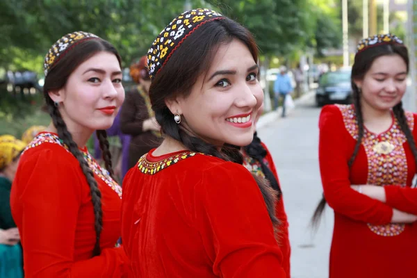 Ασγκαμπάτ, Τουρκμενιστάν - 25 Μαΐου 2017: Ομάδα χαμογελαστά γυναικεία s — Φωτογραφία Αρχείου