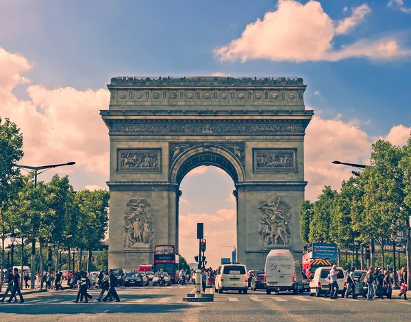 Paris, Fransa - 19 Ağustos 2017. Paris, Fransa - ünlü Triump — Stok fotoğraf