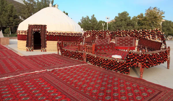 民族の遊牧民のパオ建物と Kurban ベイラムのお祝いのため建てられた架台 ベッド — ストック写真