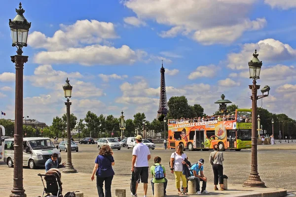 Paris France Août 2017 Les Gens Attendent Bus Touristique Place — Photo