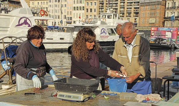 Francia, Marsella - 19 de noviembre de 2018: El comprador en la marca de pescado — Foto de Stock