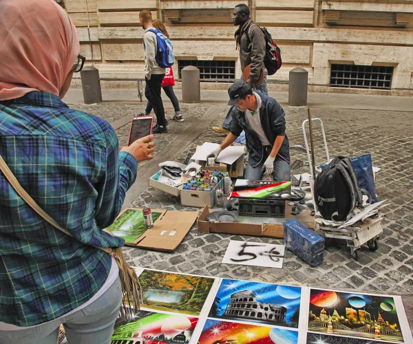 Rome, Italy - April 9, 2018 : Street artist - young man painting — Stock Photo, Image