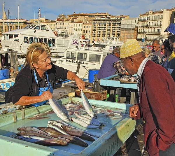 FRANCIA, MARSEILLE - 19 de noviembre de 2015: El comprador en la marca de pescado —  Fotos de Stock