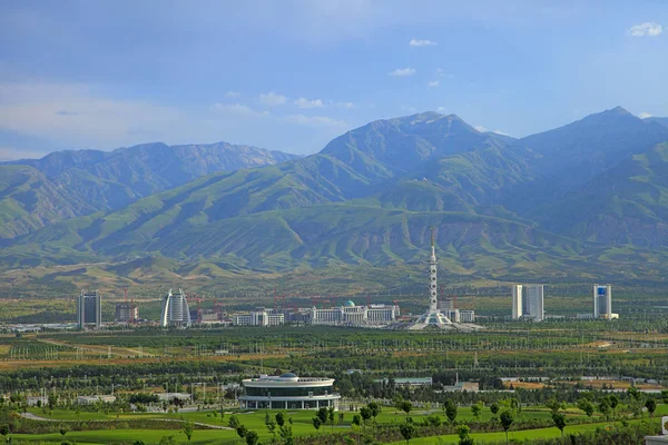 ASHGABAT, TURKMENISTAN. View of the new neighborhood on a backgr — Stock Photo, Image