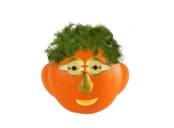 Concepto de comida creativa. Retrato divertido hecho de naranja, vegetal — Foto de Stock