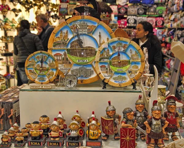 Roma, Italia - 9 de abril de 2018: souvenirs romanos tradicionales en Roma — Foto de Stock