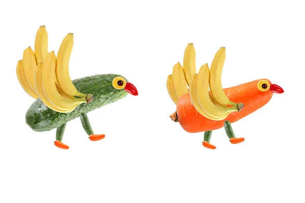 Creatief voedselconcept. Grappige vogeltjes gemaakt van groente en fruit — Stockfoto