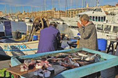 Fransa, Marsilya - 19 Kasım 2018: Marsilya 'daki balık pazarında alıcı. Eski Marsilya Limanı (Vieux-Port), Fransa 'nın Akdeniz kıyısındaki en büyük şehri ve en büyük ticari limanıdır. 19 Ekim 2018.