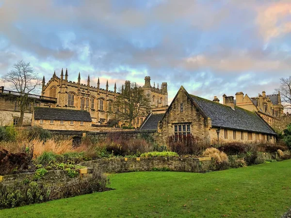 キリスト教会の建物の眺め 記念庭園からの素晴らしいダイニングホールとボドリータワー オックスフォード大学 イギリス — ストック写真
