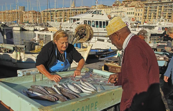 Fransa, Marsilya-19 Kasım 2015: Marsilya balık pazarında alıcı. Eski Port Marseille (Vieux-Port), Marsilya Akdeniz kıyılarında ve en büyük ticari liman Fransa'nın en büyük şehri var. 19 Ekim 2015.
