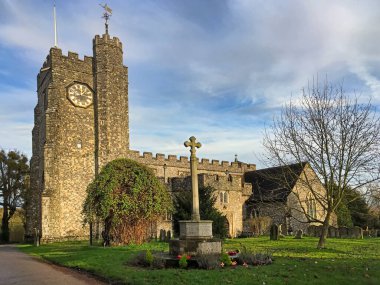 13. yüzyıl St Mary Kilisesi vitray penceresi ve güzel anıtlarıyla ünlüdür. Kilise, Chilham, Kent, İngiltere 'de anıt haçı.