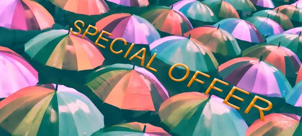 Многоцветные Зонтики Надписью Специальное Предложение — стоковое фото