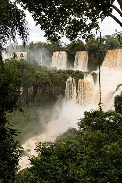 Iguazu falls veiw z Argentyny przez drzewa — Zdjęcie stockowe