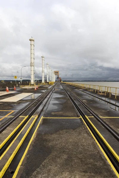 Itaipu baraj üst kısmı