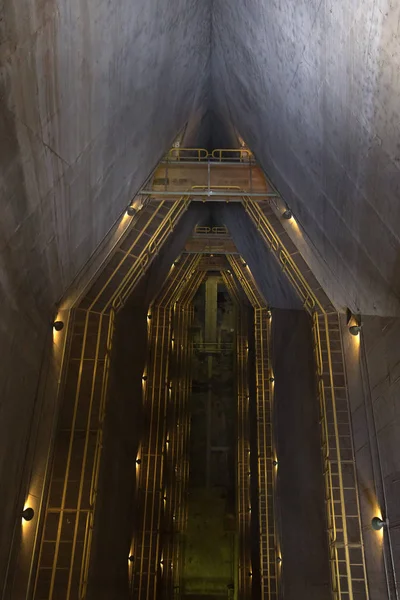 aşağı bakıyor ayrıntı içinde Itaipu Barajı