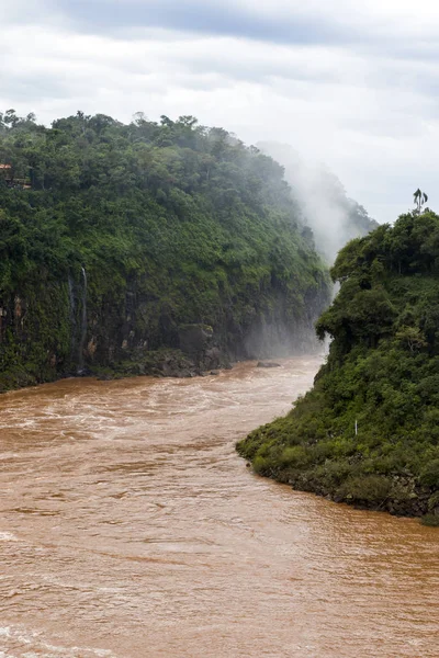 Iguazu nehirden veiw Arjantin'den düşüyor.