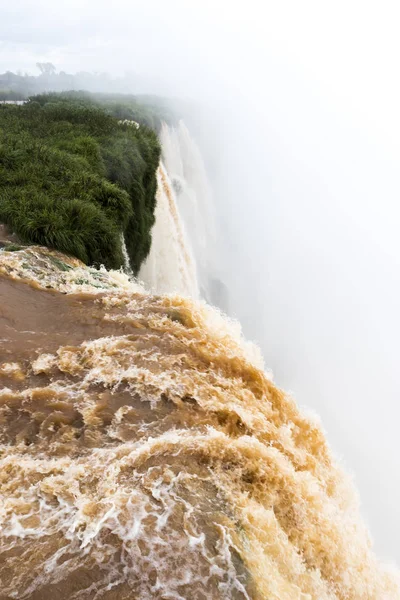 Iguazu adlı garganta biado üstten görünüm görünüm Arjantin'den düşüyor.