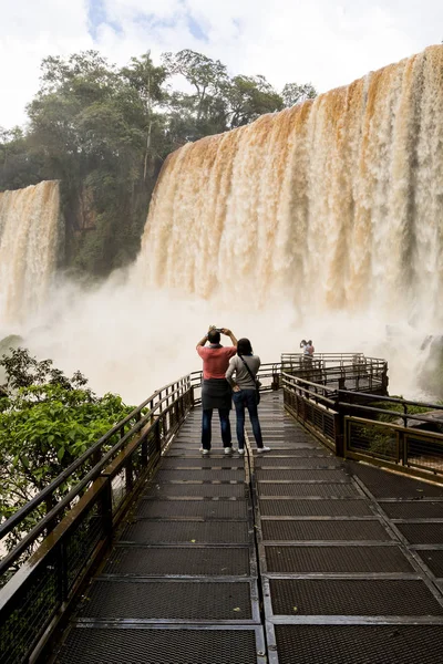 Turystów w kładkę dla pieszych o iguazu falls veiw z Argentyny — Zdjęcie stockowe